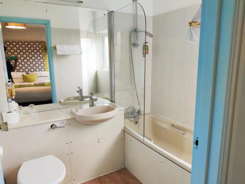 Bingham宾汉姆联排别墅酒店的一间带水槽、淋浴和卫生间的浴室