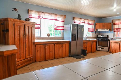 Saint AugustineTraum House的厨房配有木制橱柜和不锈钢冰箱。