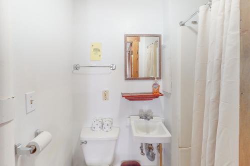 StandishSebago Suite的一间带水槽、卫生间和镜子的浴室