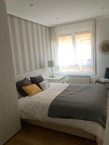 扎马亚Ondartxo - ONGI ETORRI的一间卧室设有一张大床和一个窗户。