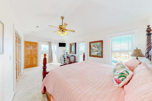 罗丹特San Flamingo 486的一间卧室配有一张床和吊扇