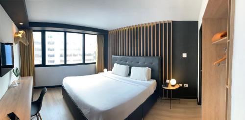 波哥大圣弗朗西斯科阿齐兹酒店的一间设有大床和窗户的酒店客房