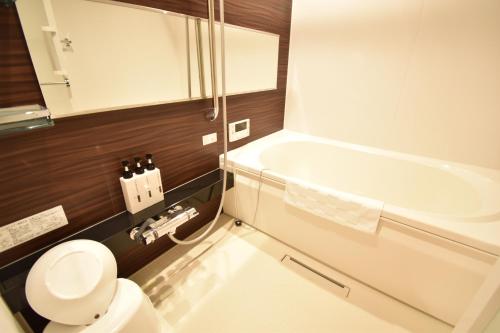 ShimmachidōriK-style gosyonishi的浴室配有白色卫生间和盥洗盆。