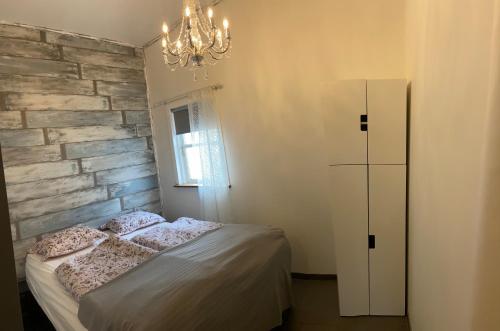 惠拉盖尔济Mörk Guesthouse的一间卧室设有一张床和砖墙