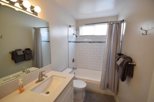 洛杉矶Hollywood Business Suites的一间带水槽、卫生间和淋浴的浴室