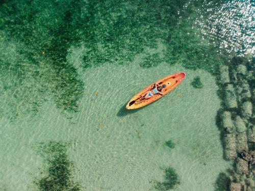 格兰德岛Rosario EcoHotel的海上的橙色皮艇