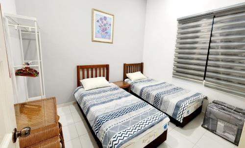 马六甲BK House Melaka的带窗户的客房内的两张床