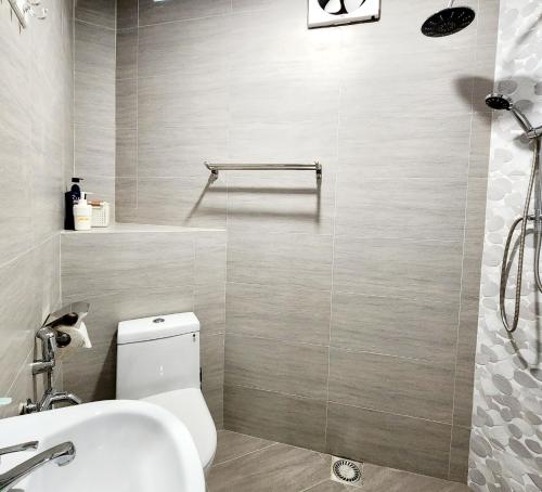 马六甲BK House Melaka的浴室配有卫生间、盥洗盆和淋浴。