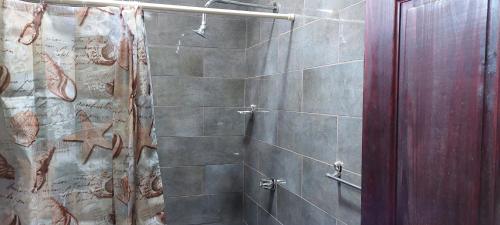 利蒙港Hospedaje Doña koko的浴室内配有淋浴帘。