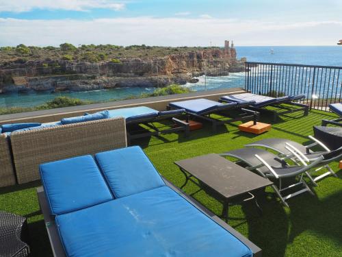 卡拉菲格拉洛卡马尔酒店的一个带桌椅的海景庭院