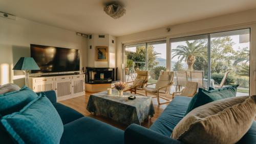 帕特雷Crystal Villa Patras的客厅配有蓝色的沙发和桌子