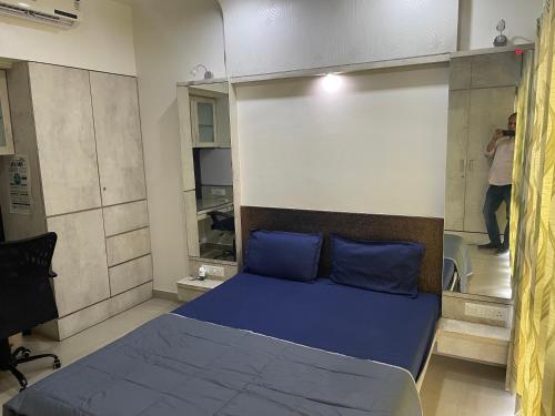 浦那Royal Suites - 3 rooms Appt -Blue的客房配有一张带蓝色枕头的床。