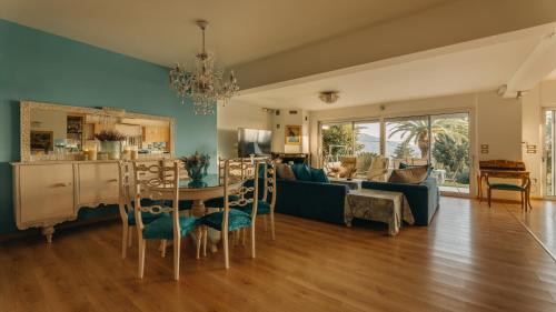 帕特雷Crystal Villa Patras的客厅配有桌子和沙发