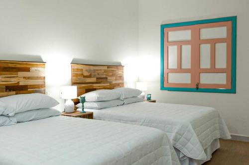 弗洛勒斯Casa Ultra Moderna El Corazón De Flores的一间卧室设有两张床和窗户。