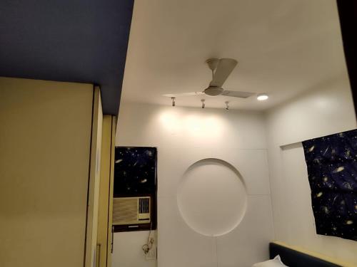 浦那Just homes 2 bhk Service appt的客房设有吊扇和镜子。