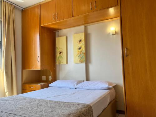 巴西利亚Multiparque Hplus Long Stay的一间带床和电视的小卧室