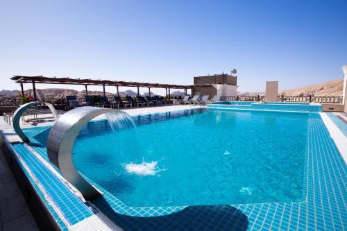 瓦迪穆萨Petra Moon Luxury Hotel的海水中海豚游泳池
