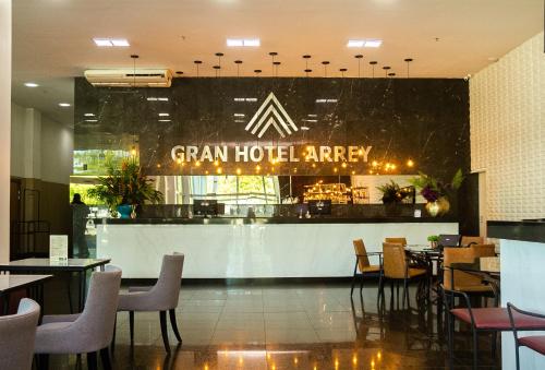 特雷西纳Gran Hotel Arrey的餐厅设有酒吧和桌椅