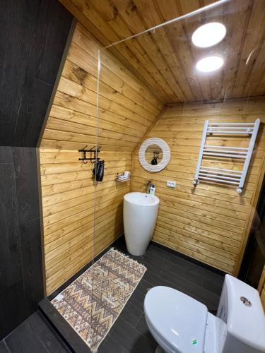 卡兹贝吉Eco cottage Kazbegi的木墙浴室设有卫生间