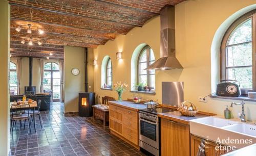 FernelmontGîte de la Ferme de Seron - gîte de charme avec bain nordique的厨房配有炉灶和台面