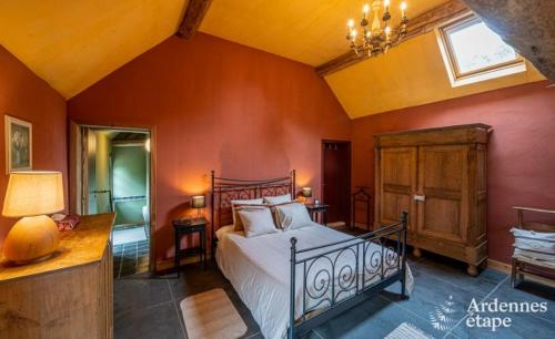 FernelmontGîte de la Ferme de Seron - gîte de charme avec bain nordique的一间卧室设有一张大床和一个窗户。