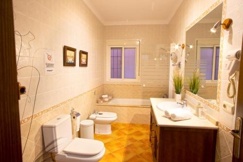 阿尔戈多纳莱斯Casa Rural Los Niños的浴室配有卫生间、盥洗盆和浴缸。