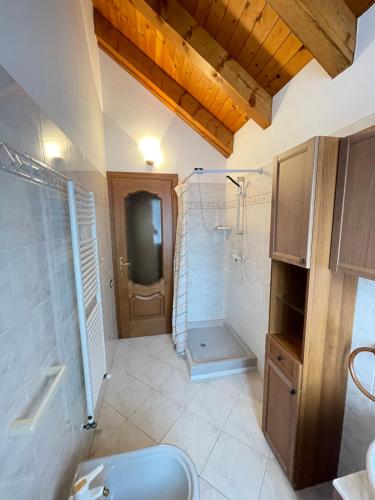 Ceppo MorelliAttico sul Rosa的带淋浴、卫生间和盥洗盆的浴室