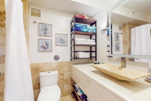利胡埃Kauai Beach Resort #3124的一间带水槽和卫生间的浴室