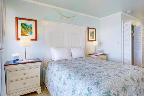 卡帕阿Kapa'a Sands 09的一间卧室配有一张床,还有两个带两盏灯的床头柜
