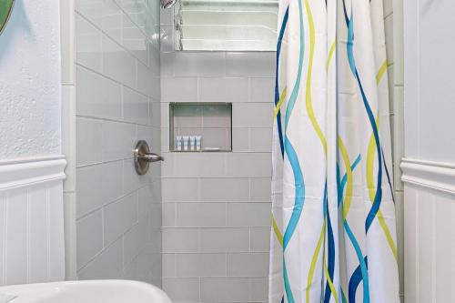 卡帕阿Kapa'a Sands 09的浴室里配有带色彩缤纷的淋浴帘的淋浴