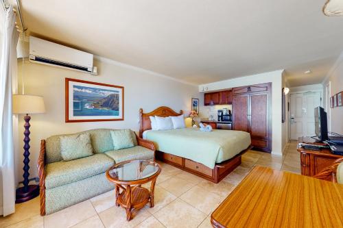 卡帕阿Islander on the Beach 353的酒店客房,配有床和沙发