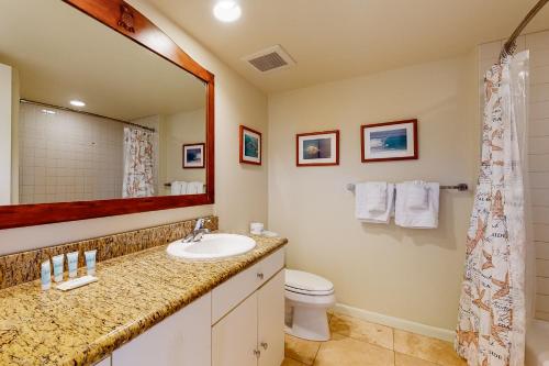 卡帕阿Islander on the Beach 353的一间带水槽、卫生间和镜子的浴室