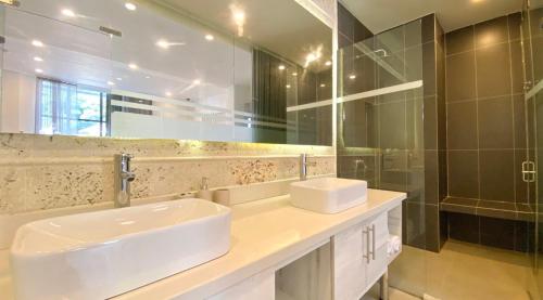 卡塔赫纳Beautiful 1BR Suite 105的浴室设有白色水槽和镜子