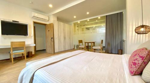 卡塔赫纳Beautiful 1BR Suite 105的卧室配有一张白色大床和电视。