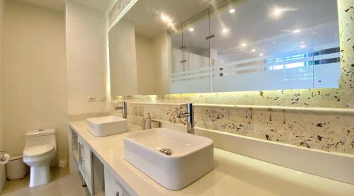 卡塔赫纳Beautiful 1BR Suite 105的白色的浴室设有水槽和卫生间。