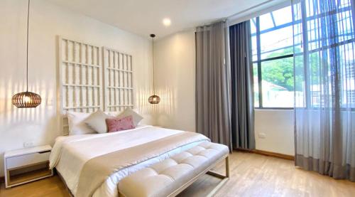 卡塔赫纳Beautiful 1BR Suite 105的白色的卧室设有一张大床和一个窗户