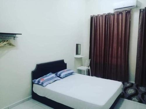 大港Homestay Dorani Sungai Besar的卧室配有白色的床和窗户。