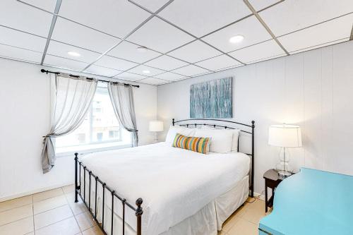阿兰瑟斯港Unit 32, Island Retreat Resort的白色的卧室设有床和窗户