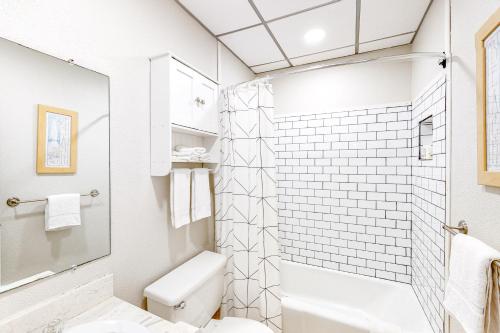 阿兰瑟斯港Unit 32, Island Retreat Resort的白色的浴室设有卫生间和淋浴。