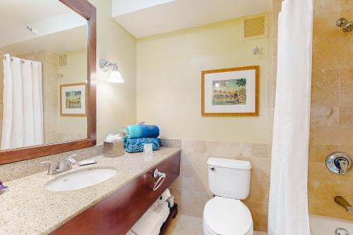 利胡埃Kauai Beach Resort #1317的一间带水槽、卫生间和镜子的浴室