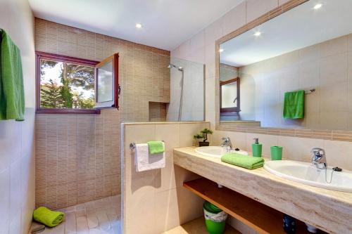 费雷列斯Villa Pinar by Villa Plus的一间带水槽和镜子的浴室