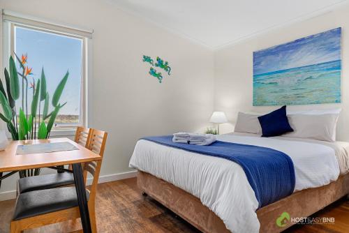 卡尔斯Rural 5 Star Villa's with Resort Amenities的一间卧室配有一张床、一张书桌和一个窗户。