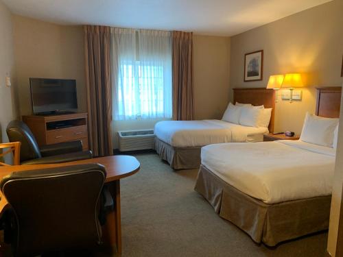 琼斯伯勒琼斯伯勒烛木套房酒店的酒店客房配有两张床和一张书桌
