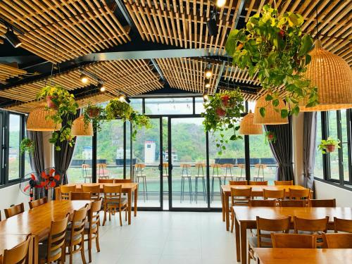吉婆岛Rustic house的餐厅设有木桌、椅子和窗户。