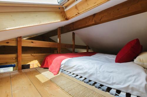 夏蒙尼-勃朗峰Petit Chalet du Mont Blanc - Happy Rentals的一张位于客房阁楼的床