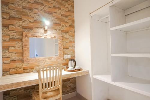 沙努尔沙努尔韦恩民宿的客房设有木桌和镜子。