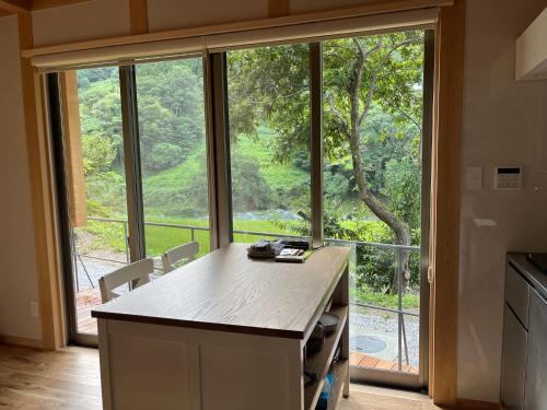 OtoyochoCrossFit Otoyo Strength TINY HOUSE的厨房设有大窗户,享有树木的景致。