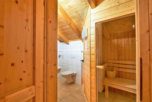 PöllaubergFerienhaus mit Panoramaausblick und Sauna - 3 SZ的木屋内的浴室设有卫生间