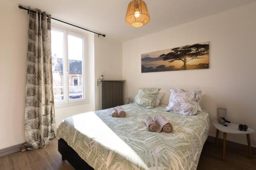 索恩河畔自由城Le Fonctionnel - TravelHome的一间卧室配有一张带拖鞋的床。