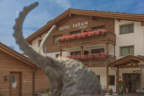 伦策海德Hotel Sarain Active Mountain Resort的一座酒店式建筑,其阳台种有鲜花